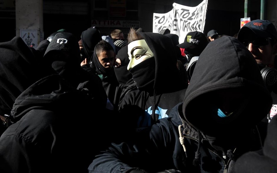 Μαθητικό συλλαλητήριο στη μνήμη του Αλ. Γρηγορόπουλου. Μαθητές φωνάζουν συνθήματα κατά τη διάρκεια διαδήλωσης για την επέτειο της δολοφονίας του Αλέξανδρου Γρηγορόπουλου.