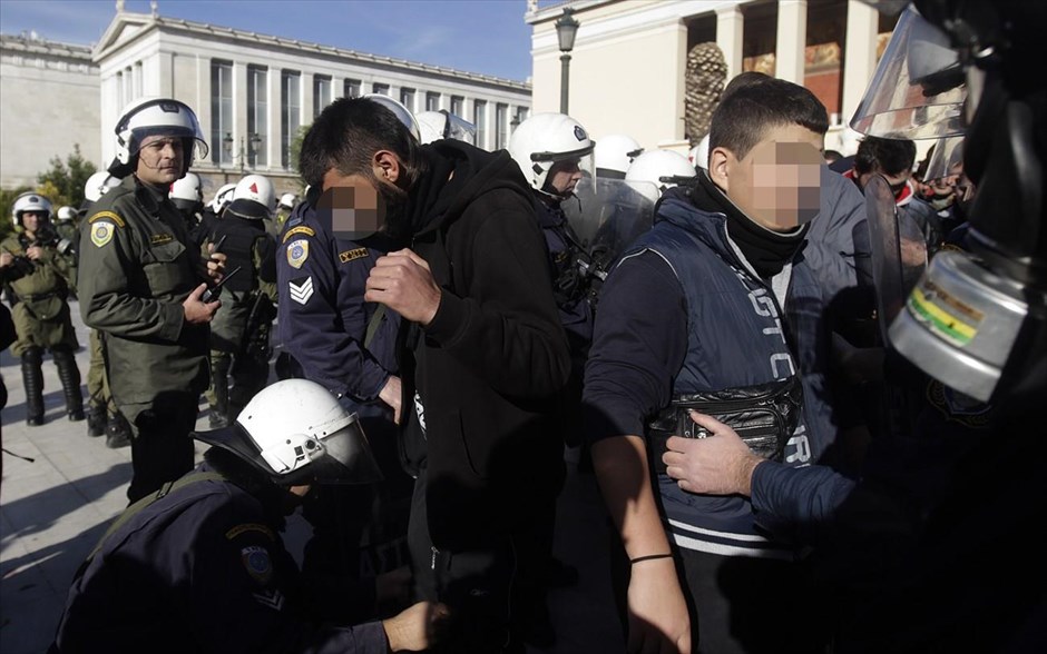 Μαθητικό συλλαλητήριο στη μνήμη του Αλ. Γρηγορόπουλου. Διμοιρίες των ΜΑΤ έχουν περικυκλώσει και κάνουν σωματική έρευνα σε μαθητές στα Προπύλαια του Πανεπιστημίου μέτα από επεισόδια μικρής έκτασης κατά τη διάρκεια διαδήλωσης.