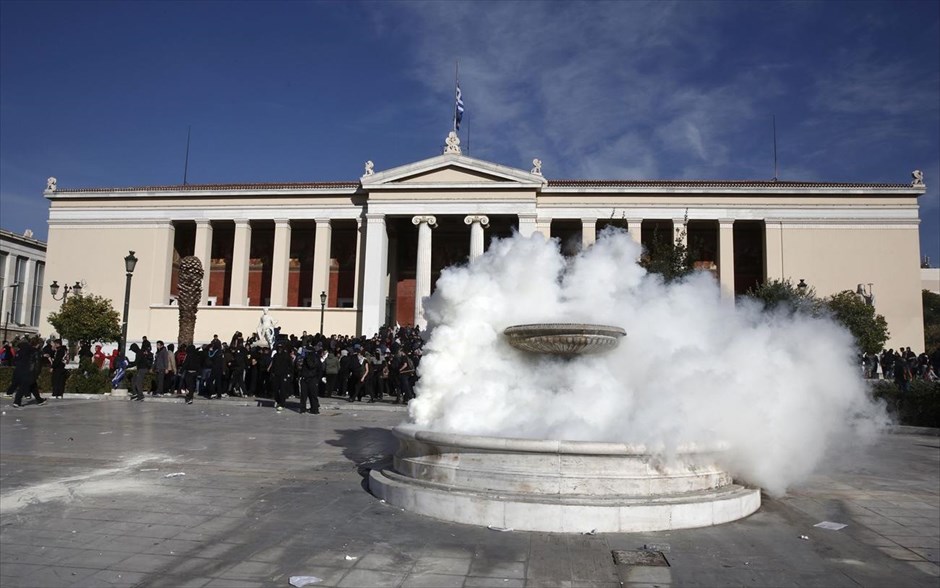 Δακρυγόνα στα Προπύλαια. Επεισόδια προκλήθηκαν στα Προπύλαια κατά την ολοκλήρωση της πορείας στη μνήμη του Αλέξανδρου Γρηγορόπουλου, όταν ομάδα διαδηλωτών πέταξε πέτρες, νεράντζια και μπουκάλια στους άνδρες των ΜΑΤ, οι οποίοι βρίσκονταν στην οδό Κοραή. Οι αστυνομικοί επενέβησαν, έκαναν χρήση χημικών και προχώρησαν σε πολλές προσαγωγές.