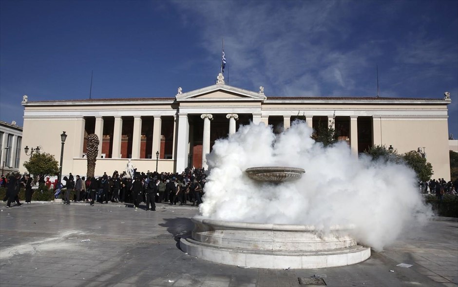 Μαθητικό συλλαλητήριο στη μνήμη του Αλ. Γρηγορόπουλου. Επεισόδια προκλήθηκαν στα Προπύλαια κατά την ολοκλήρωση της πορείας στη μνήμη του Αλέξανδρου Γρηγορόπουλου, όταν ομάδα διαδηλωτών πέταξε πέτρες, νεράντζια και μπουκάλια στους άνδρες των ΜΑΤ, οι οποίοι βρίσκονταν στην οδό Κοραή. Οι αστυνομικοί επενέβησαν, έκαναν χρήση χημικών και προχώρησαν σε πολλές προσαγωγές.