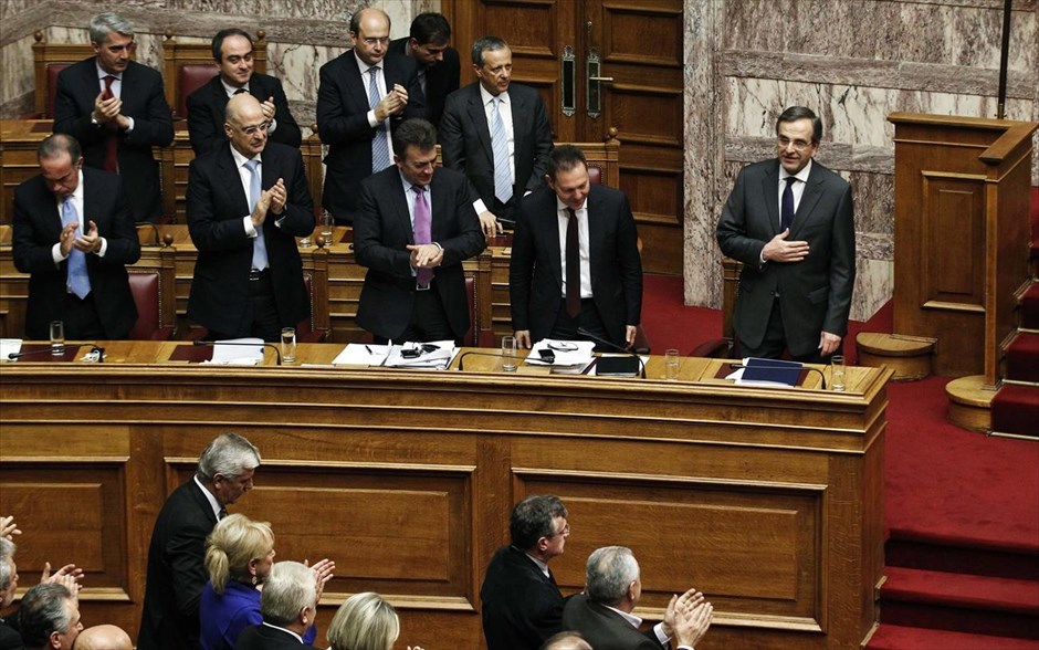Υπερψήφιση του προϋπολογισμού . Ο πρωθυπουργός Αντώνης Σαμαράς χειροκροτείται από τους βουλευτές και τους υπουργούς της κυβέρνησης, μετά την ομιλία του κατά τη συνεδρίαση της Βουλής. Με 153 «ναι», 142 «όχι» και ένα «παρών» εγκρίθηκε ο προϋπολογισμός του 2014 από τη Βουλή. Ο πρωθυπουργός κατά την ομιλία του τόνισε ότι ο προϋπολογισμός βάζει ξανά την Ελλάδα σε πορεία ανάκαμψης.