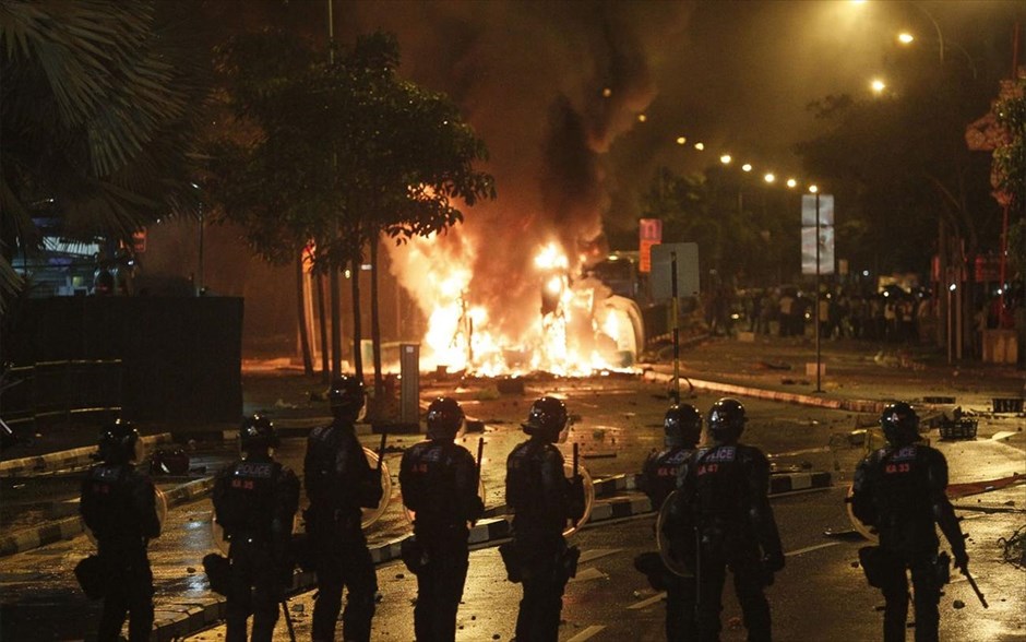 Επεισόδια στη Σιγκαπούρη. Ταραχές σημειώθηκαν τη νύχτα της Κυριακής προς τη Δευτέρα στη Σιγκαπούρη όταν εκατοντάδες αλλοδαποί εργάτες συγκρούστηκαν με τις αστυνομικές δυνάμεις. Σύμφωνα με την αστυνομία, οι ταραχές ξεκίνησαν μετά το θάνατο ενός Ινδού, τον οποίο παρέσυρε λεωφορείο στην περιοχή "Little India ", όπου χιλιάδες εργάτες από την νοτιοανατολική Ασία τις Κυριακές απολαμβάνουν την ημέρα της ανάπαυσής τους, μερικές φορές κάνοντας κατάχρηση αλκοόλ.