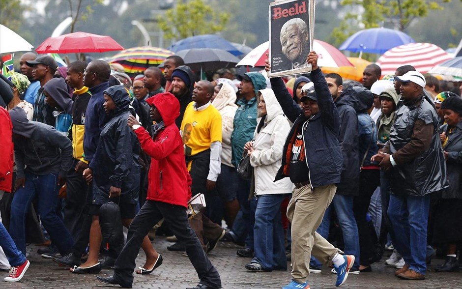 Νότια Αφρική - Στάδιο Σόκερ Σίτι - Τελετή αποχαιρετισμού του Νέλσον Μαντέλα. Υπό βροχή, που θεωρείται ευλογία στη Νότια Αφρική, χιλιάδες άτομα κατευθύνονται στο στάδιο Σόκερ Σίτι του Σοβέτο, όπου θα πραγματοποιηθεί η ιστορική τελετή αποχαιρετισμού του Νέλσον Μαντέλα.