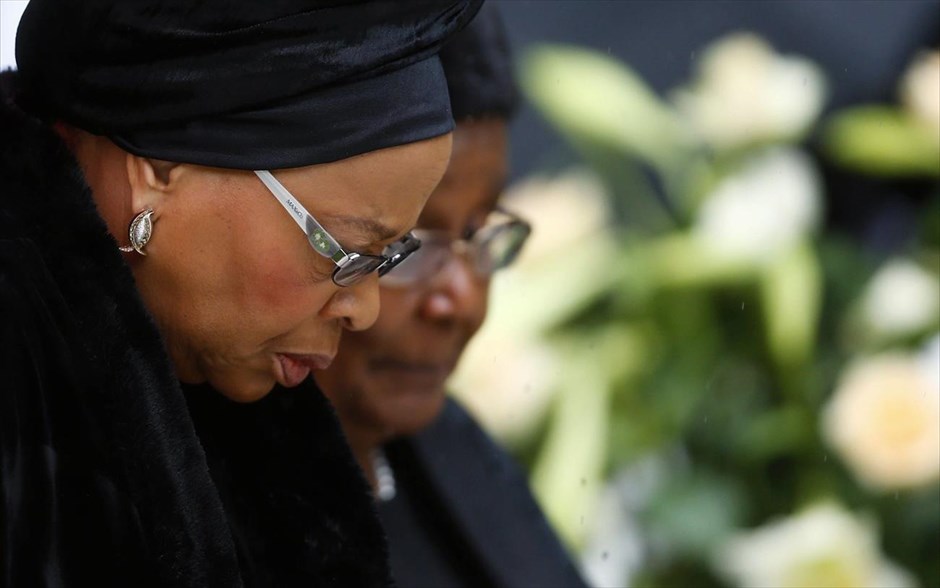 Νότια Αφρική - Στάδιο Σόκερ Σίτι - Τελετή αποχαιρετισμού του Νέλσον Μαντέλα - Γκράτσα Ματσέλ. Η Γκράτσα Ματσέλ, χήρα του Νέλσον Μαντέλα, κατά την άφιξή της στο στάδιο Σόκερ Σίτι για την επίσημη τελετή αποχαιρετισμού του νοτιοαφρικανού ηγέτη στο Γιοχάνεσμπουργκ.
