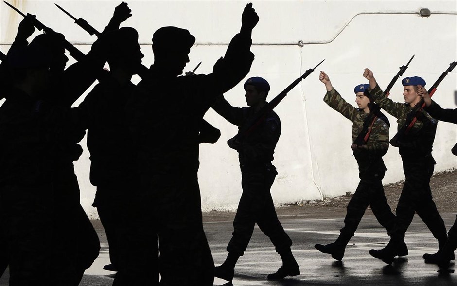 Εύζωνες. Εύζωνες προετοιμάζονται για παρέλαση μέσα στο στρατόπεδο της Προεδρικής Φρουράς στο κέντρο της Αθήνας.