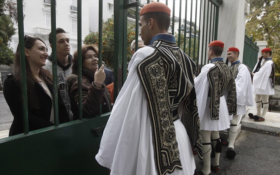 Εύζωνες. Προεδρικοί φρουροί συναντούν τους συγγενείς τους στην πύλη του στρατοπέδου.