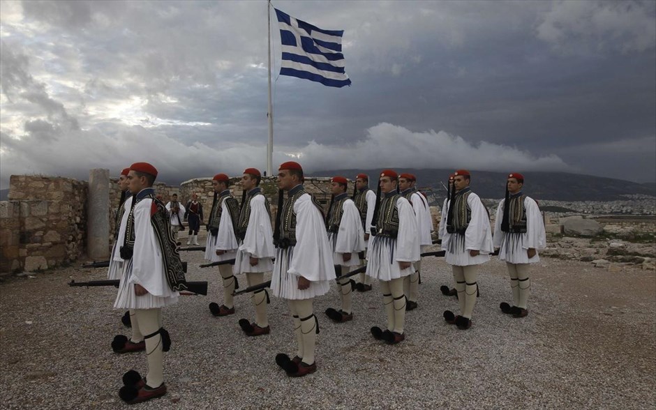 Εύζωνες. Η επίσημη έπαρση και υποστολή της ελληνικής σημαίας Ιερό Βράχο της Ακρόπολη πραγματοποιείται κάθε Κυριακή.
