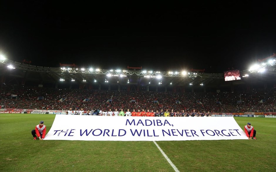 Ολυμπιακός - Άντερλεχτ #5. "MADIBA, THE WORLD WILL NEVER FORGET", το μήνυμα του πανό που κράτησαν οι ποδοσφαιριστές των δύο ομάδων λίγο πριν την έναρξη του αγώνα, στη μνήμη του Νέλσον Μαντέλα.