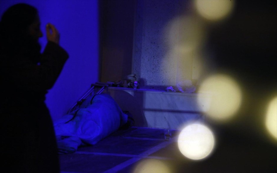 Άστεγοι κάτω από τα λαμπιόνα των γιορτών. Άστεγοι στο κέντρο της Αθήνας ενώ η πόλη έχει «φορέσει» τα γιορτινά της για να υποδεχθεί τις εορτές των Χριστουγέννων και της Πρωτοχρονιάς.