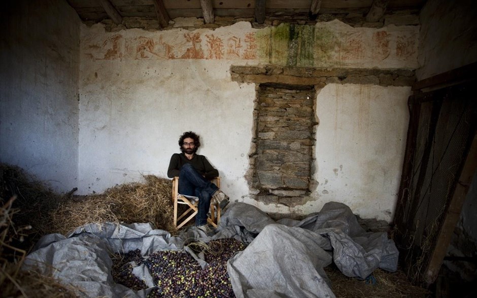  «Little land». Το ντοκιμαντέρ του Νίκου Νταγιαντά, «Little land», παρακολουθεί την ιστορία ενός 35άχρονου, που εγκαθίσταται μόνιμα στο απομακρυσμένο νησί της Ικαρίας. Εκεί ανακαλύπτει μια κοινωνία, που στηρίζεται στην αυτονομία και τη συνεργασία, αλλά και το μυστικό της μακροζωίας των κατοίκων της.