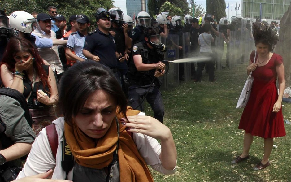 POY - Φωτογραφίες της χρονιάς - Μάιος 2013. Ένας τούρκος αστυνομικός ψεκάζει με δακρυγόνα μία γυναίκα, καθώς πολίτες διαμαρτύρονται στις 28 Μαΐου εναντίον της καταστροφής δέντρων σε πάρκο, που προέβλεπε ένα σχέδιο για την ανοικοδόμηση εμπορικού κέντρου στην πλατεία Ταξίμ στο κέντρο της Κωνσταντινούπολης.