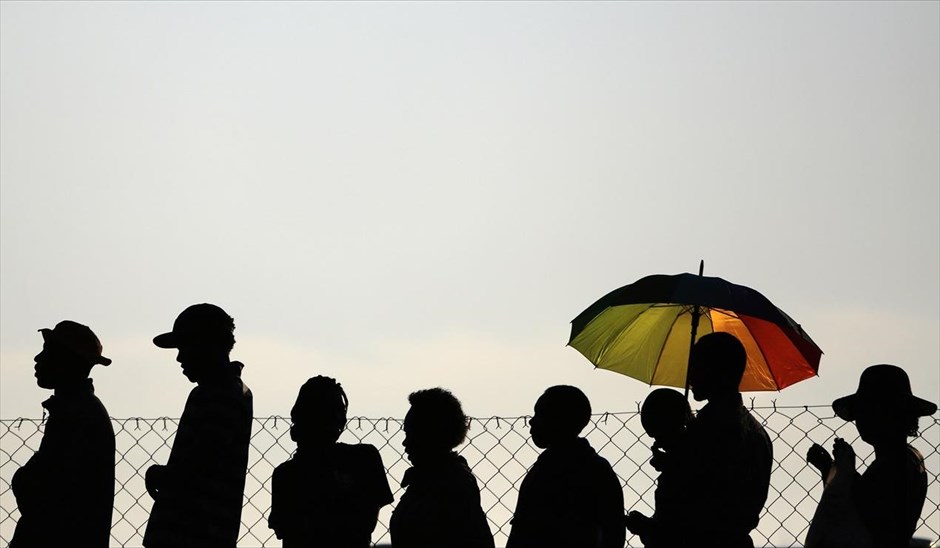 Πολύωρη αναμονή για τον Μαντέλα. Χιλιάδες πολίτες περιμένουν υπομονετικά έξω από την έδρα της κυβέρνησης στην Πρετόρια, με σκοπό να προσκυνήσουν τη σορό του Νέλσον Μαντέλα.