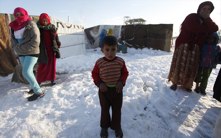 Λίβανος - Κακοκαιρία - Χιόνια. Καταυλισμός σύρων προσφύγων κοντά στην συνοριακή πόλη Αρσάλ, ανατολικά της κοιλάδας Μπέκα στο Λίβανο, 12 Δεκεμβρίου 2013.