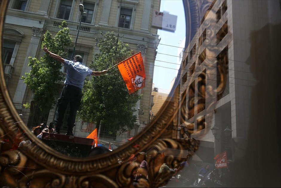 POY - Φωτογραφίες τη χρονιάς - Ιούλιος . Μηχανοκίνητες πορείες στο κέντρο της Αθήνας πραγματοποίησαν στις 15 Ιουλίου υπάλληλοι στους δήμους και δημοτικοί αστυνομικοί, κλιμακώνοντας τις κινητοποιήσεις τους εν όψει της ψήφισης του πολυνομοσχεδίου που προέβλεπε την κατάργηση της Δημοτικής Αστυνομίας και την ένταξη των υπαλλήλων των οποίων οι θέσεις καταργούνταν στο πρόγραμμα κινητικότητας.