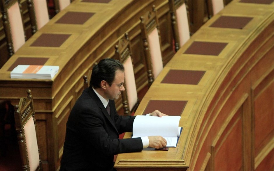 POY - Φωτογραφίες τη χρονιάς - Ιούλιος . O πρώην υπουργός Γιώργος Παπακωνσταντίνου αναμένει την έναρξη της συνεδρίασης και της ψηφοφορίας της Ολομέλειας της Βουλής, η οποία αποφάσισε την παραπομπή του για δυο κακουργήματα και ένα πλημμέλημα για την υπόθεση της λίστας Λαγκάρντ στις 15 Ιουλίου.&nbsp;
