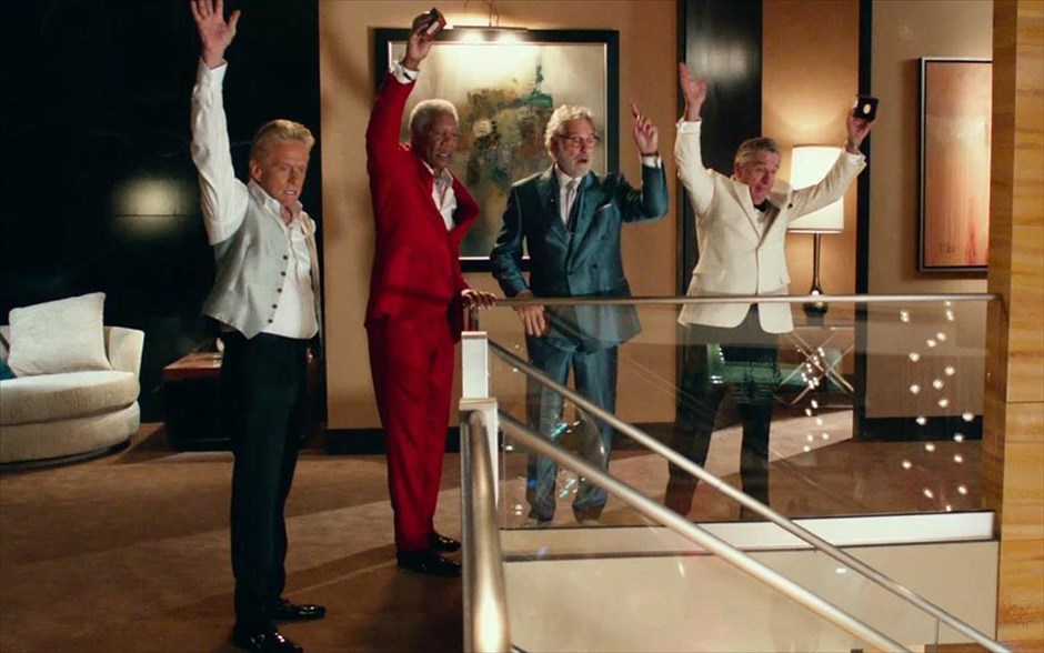  «Last Vegas». Στην κωμωδία του Τζον Τερτελτάουμπ, «Last Vegas», τέσσερις αχώριστοι φίλοι από την παιδική τους ηλικία - μέχρι σήμερα που είναι στα 60, αποφασίζουν να πάνε στο Λας Βέγκας όταν ο ορκισμένος εργένης της παρέας αποφασίζει να παντρευτεί μία τριαντάρα. Εκεί, η φιλία τους θα δοκιμαστεί με απρόσμενους τρόπους.