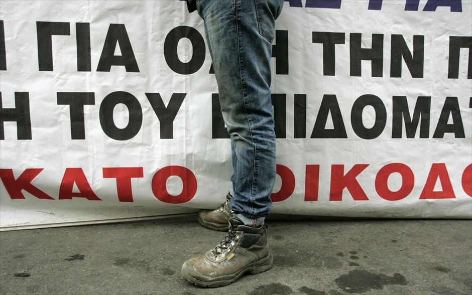Υπ. Εργασίας: Διαμαρτυρία οικοδόμων – μισθωτών τεχνικών. Συγκέντρωση έξω από το υπουργείο Εργασίας πραγματοποιήσαν μέλη του Συνδικάτου Οικοδόμων Αθήνας και του Σωματείου Μισθωτών Τεχνικών, σε ένδειξη διαμαρτυρίας για την ανεργία στον κλάδο. «Η ανεργία στον κλάδο έχει χτυπήσει κόκκινο. Δεν υπάρχει οικογένεια που να μην έχει ανέργους στο σπίτι. Αρκετές οικογένειες συναδέλφων μένουν χωρίς ρεύμα, χωρίς πετρέλαιο, την ώρα που το κρύο θερίζει. Δεν πάει άλλο», αναφέρει σε ανακοίνωσή του το Συνδικάτο.