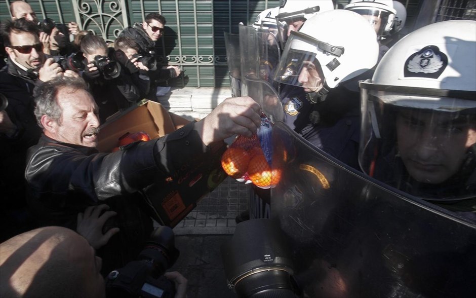  «Πορτοκαλοπόλεμος» στα λουλουδάδικα με τα ΜΑΤ. 