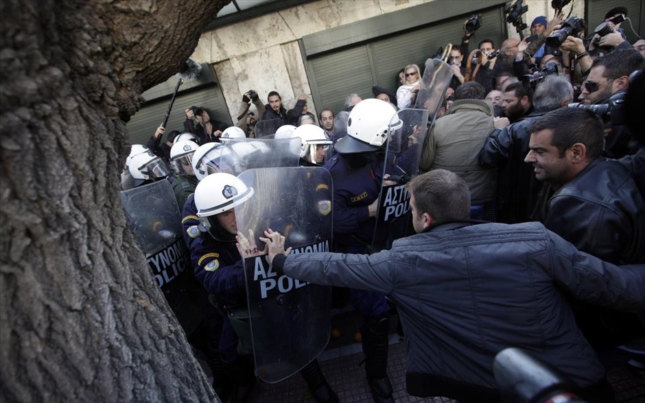 «Πορτοκαλοπόλεμος» στα λουλουδάδικα με τα ΜΑΤ. 