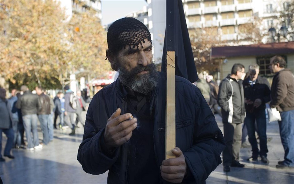 Παναγροτικό συλλαλητήριο στο Σύνταγμα. Στο Σύνταγμα συγκεντρώνονται αγρότες από όλη τη χώρα, στο πλαίσιο συλλαλητηρίου κατά της φορολόγησης των αγροτεμαχίων. Ήδη έχουν φθάσει στο σημείο οκτώ λεωφορεία με αγρότες από την Κρήτη, οι οποίοι αφίχθησαν στο λιμάνι του Πειραιά νωρίς το πρωί. Οι διοργανωτές του συλλαλητηρίου έχουν εξαγγείλει ότι θα παραμείνουν στο σημείο έως την ώρα της ψηφοφορίας του νομοσχεδίου για τον ενιαίο φόρο ιδιοκτησίας ακινήτων στην Ολομέλεια της Βουλής.