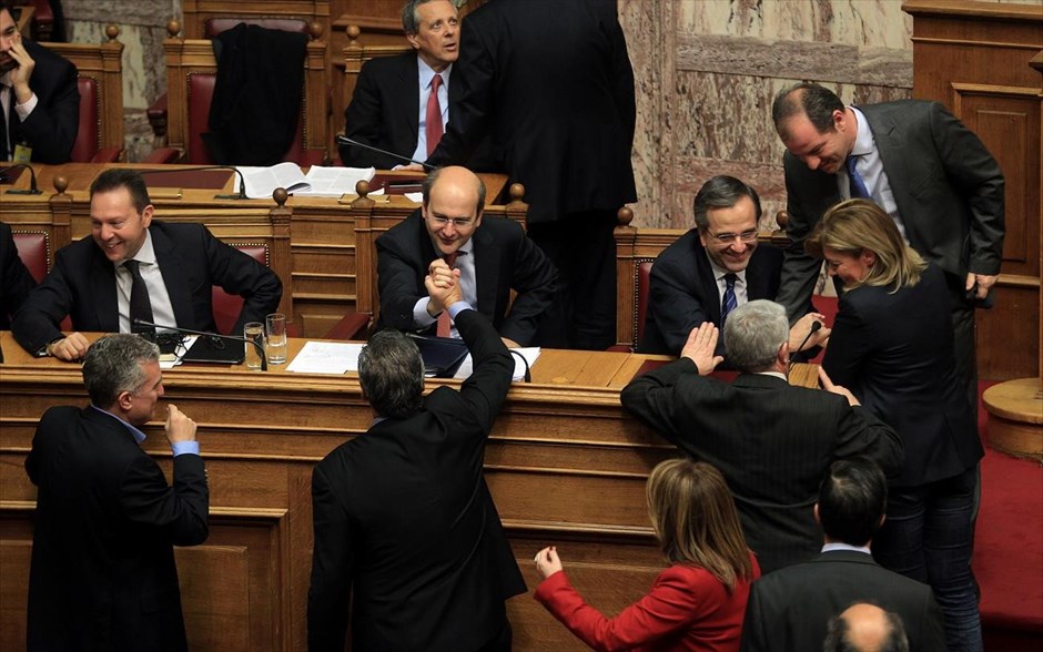 Ψηφίστηκε το ν/σ για τους πλειστηριασμούς. Ο πρωθυπουργός Αντώνης Σαμαράς (δεξιά) και οι υπουργοί Κ. Χατζηδάκης και Γ. Στουρνάρας δέχονται συγχαρητήρια από βουλευτές μετά την ψηφοφορία στην Ολομέλεια της Βουλής επί του νομοσχεδίου για τους πλειστηριασμούς. Κατά πλειοψηφία εγκρίθηκαν από την Ολομέλεια τα άρθρα 7, 8 και 9 του νομοσχεδίου ύστερα από ονομαστική ψηφοφορία που ζήτησε ο ΣΥΡΙΖΑ. Στην ψηφοφορία συμμετείχαν 293 Βουλευτές και οι 152 ψήφισαν υπέρ των άρθρων, ενώ οι 141 κατά.