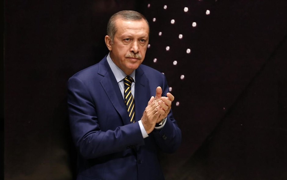 Τουρκία; Παραιτήσεις υπουργών της κυβέρνησης Ερντογάν. Τρεις έγιναν οι παραιτήσεις μελών του υπουργικού συμβουλίου της κυβέρνησης Ερντογάν για το σκάνδαλο διαφθοράς. Μετά τον υπουργό Οικονομίας Ζαφέρ Τσαγλαγιάν και τον υπουργό Εσωτερικών Μουαμέρ Γκιουλέρ παραιτήθηκε και ο&nbsp;υπουργός&nbsp;Περιβάλλοντος και Αστικοποίησης Ερντογάν Μπαϊρακτάρ. Οι γιοι των τριών υπουργών εμπλέκονται στην υπόθεση, έχουν συλληφθεί και προφυλακιστεί, καθώς σε βάρος τους έχουν απαγγελθεί κατηγορίες για ξέπλυμα βρώμικου χρήματος.