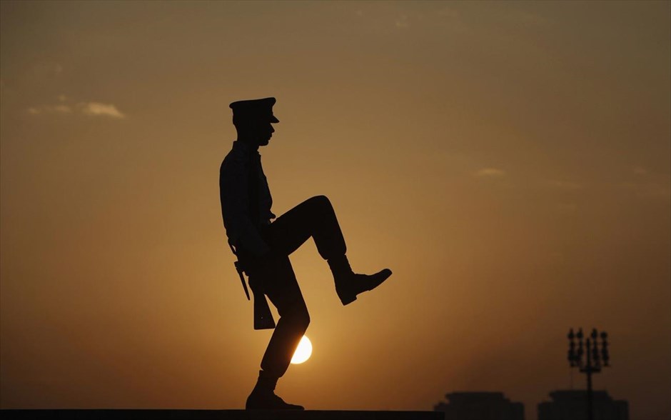 Πακιστάν; Αλλαγή φρουράς κατά την ανατολή του ηλίου. Δόκιμος της πολεμικής αεροπορίας του Πακιστάν (PAF) κατά τη διάρκεια της αλλαγής φρουράς στο μαυσωλείο του Μοχάμεντ Αλί Τζινά στο Καράτσι, την ώρα που ανατέλει ο ήλιος.