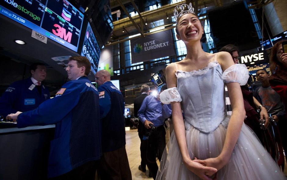 Ο «Καρυοθραύστης» επισκέπτεται τη Wall Street. Μπαλαρίνα από τον «Καρυοθραύστη» χαμογελά στην αίθουσα συναλλαγών του χρηματιστηρίου της Νέας Υόρκης την παραμονή των Χριστουγέννων.