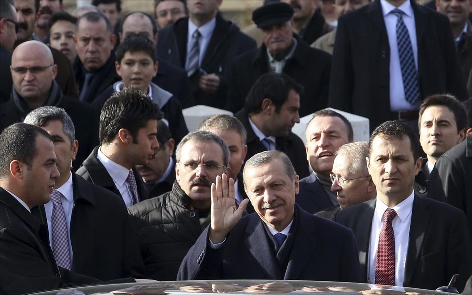 Αναβρασμός στην Τουρκία . Ο πρωθυπουργός της Τουρκίας, Ρετζέπ Ταγίπ Ερντογάν χαιρετά υποστηρικτές του καθώς αποχωρεί από τζαμί, μετά την προσευχή της Παρασκευής. Ανώτατο τουρκικό δικαστήριο απέρριψε νέο αίτημα της κυβέρνησης, σύμφωνα με το οποίο αστυνομικές αρχές οι οποίες διεξάγουν συγκεκριμένες έρευνες είναι υποχρεωμένες να αποκαλύπτουν στους πολιτικούς τους προϊσταμένους το περιεχόμενο και την εξέλιξή τους. Την Πέμπτη εισαγγελέας κατήγγειλε ότι του αφαιρέθηκε φάκελος σχετικά με την υπόθεση διαφθοράς που συνταράσσει την κυβέρνηση Ερντογάν και ότι η αστυνομία παρακώλυσε την διαδικασία, αρνούμενη να πραγματοποιήσει σημαντικές συλλήψεις.