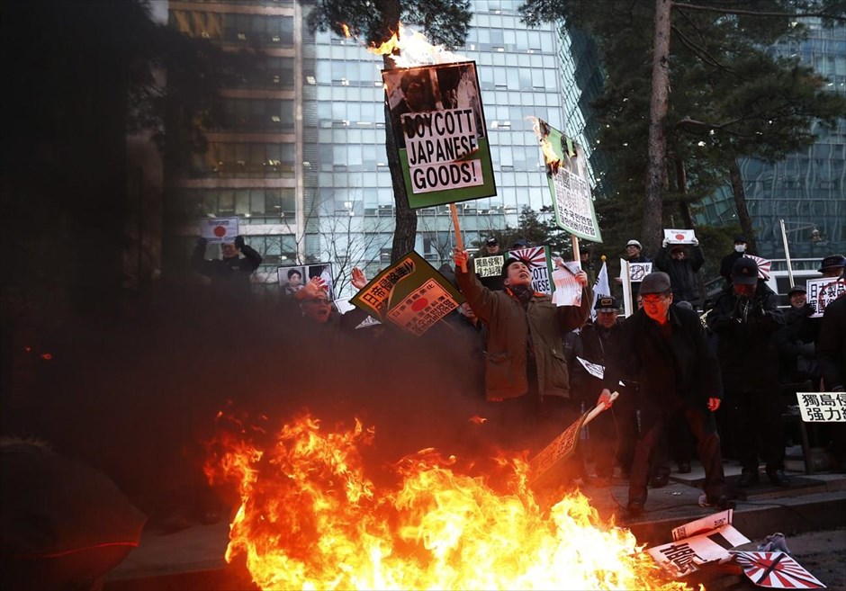Οργή στη Σεούλ για την επίσκεψη Άμπε στο Γιασουκούνι. Μέλη συντηρητικής, αντι-ιαπωνικής ομάδας διαδηλώνουν έξω από την πρεσβεία της Ιαπωνίας στη Σεούλ, με αφορμή την επίσκεψη του ιάπωνα πρωθυπουργού Σίνζο Άμπε στο μνημείο Γιασουκούνι. Για τη Νότια Κορέα και την Κίνα το Γιασουκούνι συμβολίζει τις θηριωδίες που διαπράχθηκαν από τα ιαπωνικά αυτοκρατορικά στρατεύματα κατά τη διάρκεια του αποικισμού της χερσονήσου της Κορέας (1910-1945) και κατά τη διάρκεια της μερικής κατοχής της Κίνας (1931-1945).&nbsp;