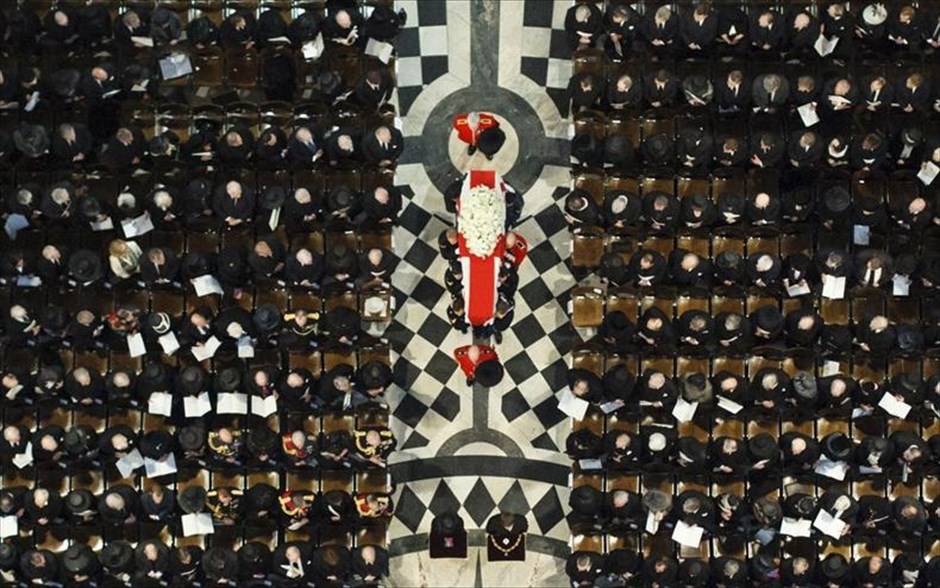 POY - Φωτογραφίες της χρονιάς - Απρίλιος 2013. Στις 17 Απριλίου η Αγγλία αποχαιρετά τη «Σιδηρά Κυρία». Περισσότεροι από 4.000 αστυνομικοί συμμετέχουν στην επιχείρηση ασφαλείας για τη κηδεία της Μάργκαρετ Θάτσερ (13 Οκτωβρίου 1925 - 8 Απριλίου 2013) που τελέστηκε στον καθεδρικό ναό του Αγίου Παύλου με στρατιωτικές τιμές, παρουσία της βασίλισσας Ελισάβετ, της βρετανικής πολιτικής ελίτ και περισσότερων από 2.000 προσκεκλημένων από 170 χώρες. Καθόλη τη διάρκεια της κηδείας το ρολόι του Μπιγκ Μπεν σίγησε.