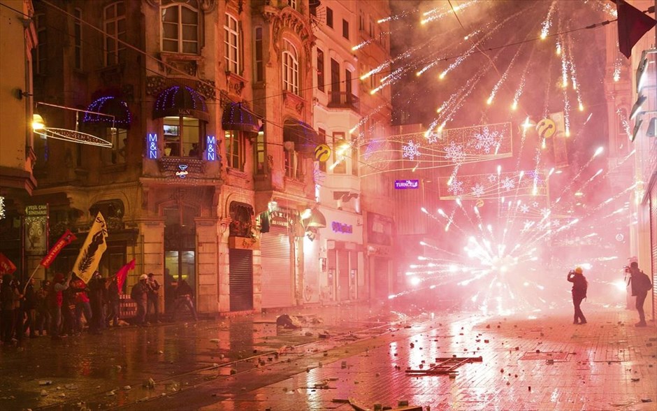 Νύχτα βίας στην Κωνσταντινούπολη. Ένταση σημειώθηκε την Παρασκευή μεταξύ της τουρκικής αστυνομίας και διαδηλωτών οι οποίοι πραγματοποιούσαν διαμαρτυρία κατά της κυβέρνησης στην Κωνσταντινούπολη, με αφορμή το σκάνδαλο διαφθοράς. Η αστυνομία χρησιμοποίησε δακρυγόνα, πλαστικές σφαίρες και εκτοξευτήρες νερού για να διαλύσει διαδηλωτές οι οποίοι προσπάθησαν να συναθροιστούν στη λεωφόρο Ιστικλάλ, στην περιοχή Ταξίμ, εστία των αντικυβερνητικών διαδηλώσεων του καλοκαιριού. Από πλευράς τους, κάποιοι διαδηλωτές χρησιμοποίησαν πυροτεχνήματα εναντίον των αστυνομικών δυνάμεων.