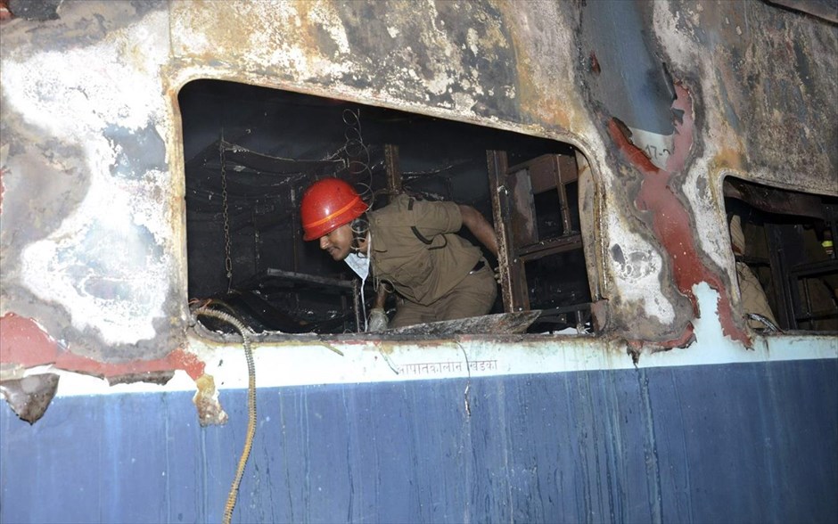 Ινδία: Τουλάχιστον 23 νεκροί από πυρκαγιά σε τρένο. 