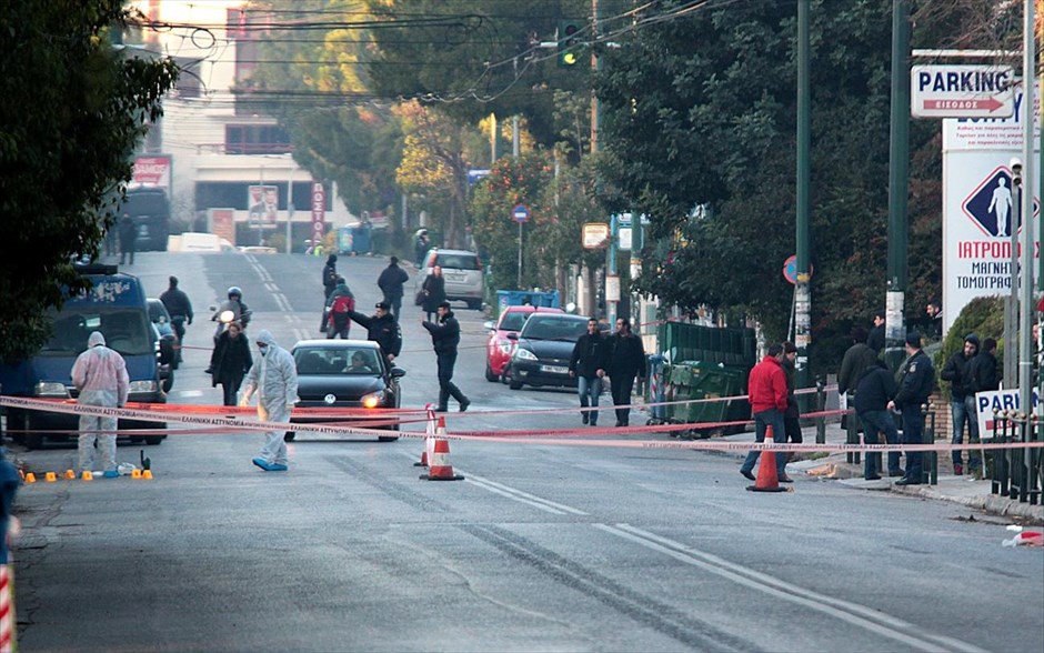 Πυροβολισμοί έξω από το σπίτι του πρέσβη της Γερμανίας. Αστυνομικοί έχουν αποκλείσει τον δρόμο και πραγματοποιούν έρευνα έξω από την οικία του γερμανού Πρέσβη στο Χαλάνδρι. Πυροβολισμοί στην εξωτερική περίβολο της οικίας του γερμανού πρέσβη Βόλφγκανγκ Ντολτ, στην οδό Εθνικής Αντιστάσεως στο Χαλάνδρι, έθεσαν σε συναγερμό την αστυνομία. Το περιστατικό συνέβη γύρω στις 3.30 τα ξημερώματα, χωρίς να υπάρξουν τραυματισμοί. Τις έρευνες έχει αναλάβει η Αντιτρομοκρατική Υπηρεσία, που ερευνά εξονυχιστικά την περιοχή και συλλέγει στοιχεία.