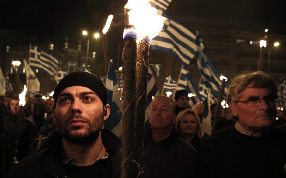 POY - Φωτογραφίες της χρονιάς - Φεβρουάριος 2013. Συγκέντρωση μελών της Χρυσής Αυγής στην Αθήνα, για να αποτίσουν φόρο τιμής στους τρεις Έλληνες αξιωματικούς που σκοτώθηκαν το 1996, όταν το ελικόπτερό τους συνετρίβη πάνω από το νησί Ίμια στο Αιγαίο. 2 Φεβρουαρίου 2013