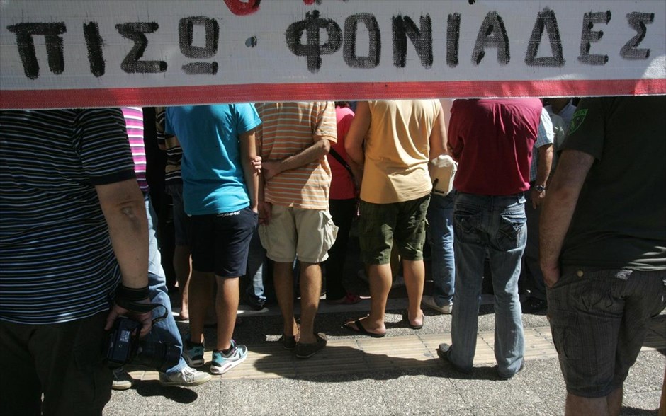POY - Φωτογραφίες της χρονιάς - Σεπτέμβριος 2013. Πολίτες έχουν συγκεντρωθεί στο σημείο όπου δολοφονήθηκε ο 34χρονος μουσικός με αντιφασιστική και κοινωνική δράση Παύλος Φύσσας, στο Κερατσίνι στην Αθήνα. Τετάρτη 18 Σεπτεμβρίου 2013.