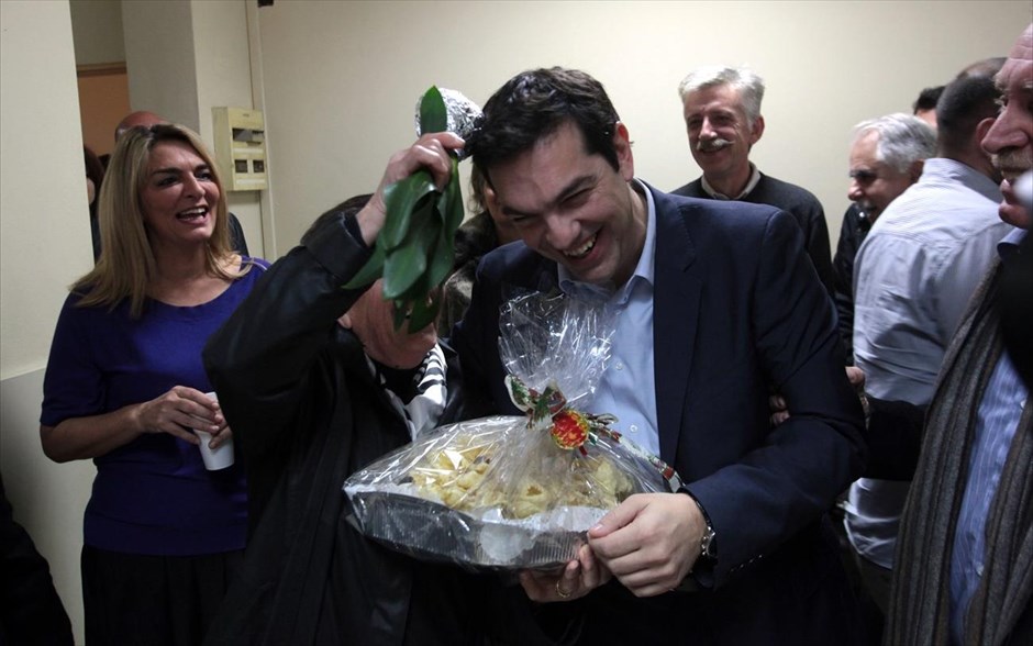 Πρωτοχρονιάτικα κάλαντα στον Αλέξη Τσίπρα. Ο πρόεδρος του ΣΥΡΙΖΑ Αλέξης Τσίπρας (κέντρο) δέχεται ευχή να είναι «σιδερροκέφαλος» από μέλος του μουσικοχορευτικού συγκροτήματος από τα Καλύβια που τον επισκέφθηκε για τα κάλαντα της Πρωτοχρονιάς.