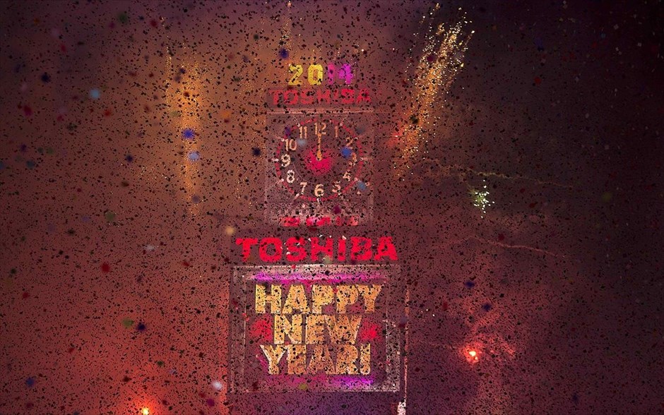 Πυροτεχνήματα και κομφετί στην Times Square. Πυροτεχνήματα φωτίζουν τον ουρανό της Νέας Υόρκης κατά την αλλαγή του χρόνου. Στη Νέα Υόρκη, παρά το τσουχτερό κρύο, ένα εκατομμύριο άνθρωποι γιόρτασαν στην κατάμεστη Times Square, παρακολουθώντας τη μεγάλη κρυστάλλινη σφαίρα, σύμβολο της έλευσης του νέου έτους, να κατεβαίνει και να φωταγωγείται, ενώ ακολούθησε μουσική και χορός.