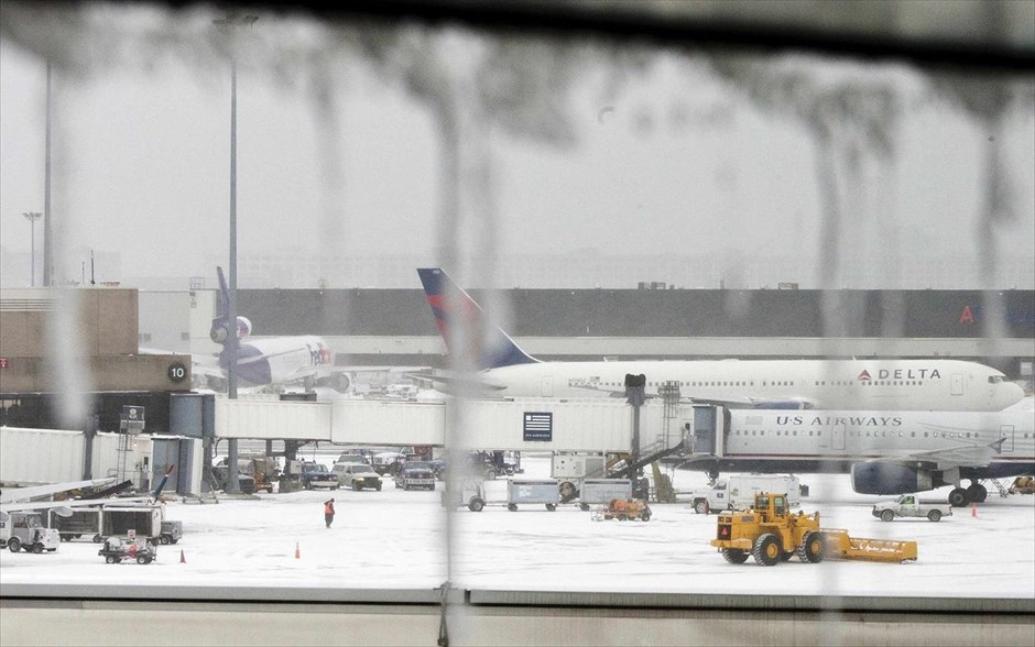 Χιονοθύελλα στις ΗΠΑ. Περίπου 4.000 πτήσεις ματαιώθηκαν την Πέμπτη στις ΗΠΑ και καθυστερήσεις σημειώθηκαν σε άλλες 7.000 λόγω της χιονοθύελλας που πλήττει το βορειοανατολικό τμήμα της χώρας. Στη φωτογραφία το αεροδρόμιο της Βοστόνης.