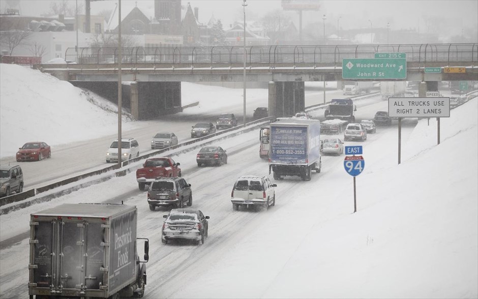 Χιονοθύελλα στις ΗΠΑ. Αυτοκινητόδρομος καλυμμένος με χιόνι στο Ντιτρόιτ.