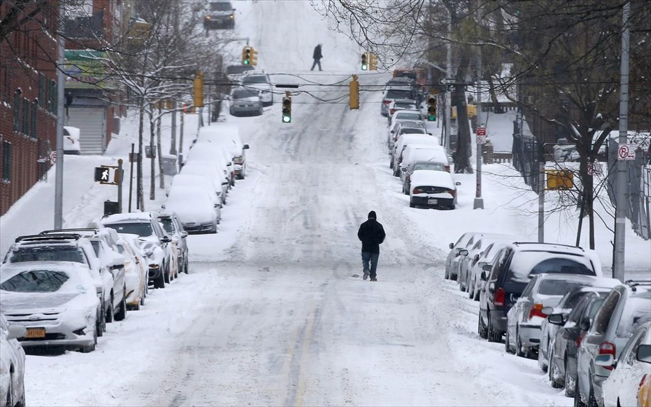 ΗΠΑ - κακοκαιρία - χιόνι. Στιγμιότυπο από τους δρόμους στη Νέα Υόρκη.