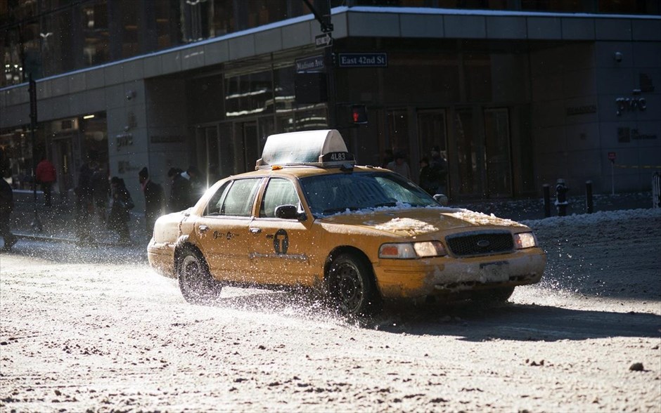 Σφοδρές χιονοπτώσεις παρέλυσαν τις ΗΠΑ. Ταξί στη χιονισμένη Μάντισον Άβνενιου, στη Νέα Υόρκη.