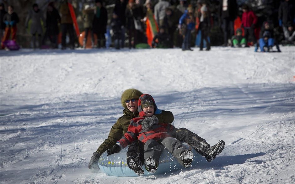 Σφοδρές χιονοπτώσεις παρέλυσαν τις ΗΠΑ. Παιχνίδι με έλκηθρο στο Σέντραλ Παρκ.