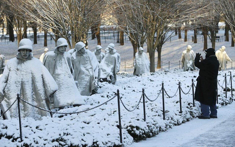 Σφοδρές χιονοπτώσεις παρέλυσαν τις ΗΠΑ. Μνημείο για τους βετεράνους του πολέμου της Κορέας καλυμμένο από χιόνι, στην Ουάσιγκτον. 
