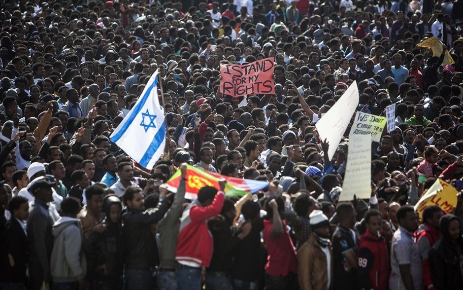 Τελ Αβίβ: Διαδήλωση 30.000 αφρικανών μεταναστών με αίτημα την παροχή ασύλου. Συγκέντρωση διαμαρτυρίας πραγματοποίησαν την Κυριακή στο κέντρο του Τελ Αβίβ περίπου 30.000 αφρικανοί μετανάστες, πολλοί εκ των οποίων από το Σουδάν και την Ερυθραία, ζητώντας να τους παραχωρηθεί άσυλο. Οι διαδηλωτές πραγματοποίησαν πορεία από μία συνοικία στο νότιο Τελ Αβίβ, όπου πολλοί από αυτούς διαμένουν και εργάζονται παράνομα, μέχρι την Πλατεία Ράμπιν, σφυρίζοντας και κρατώντας σημαίες και πλακάτ με το σύνθημα «Ελευθερία ναι, φυλακή όχι».