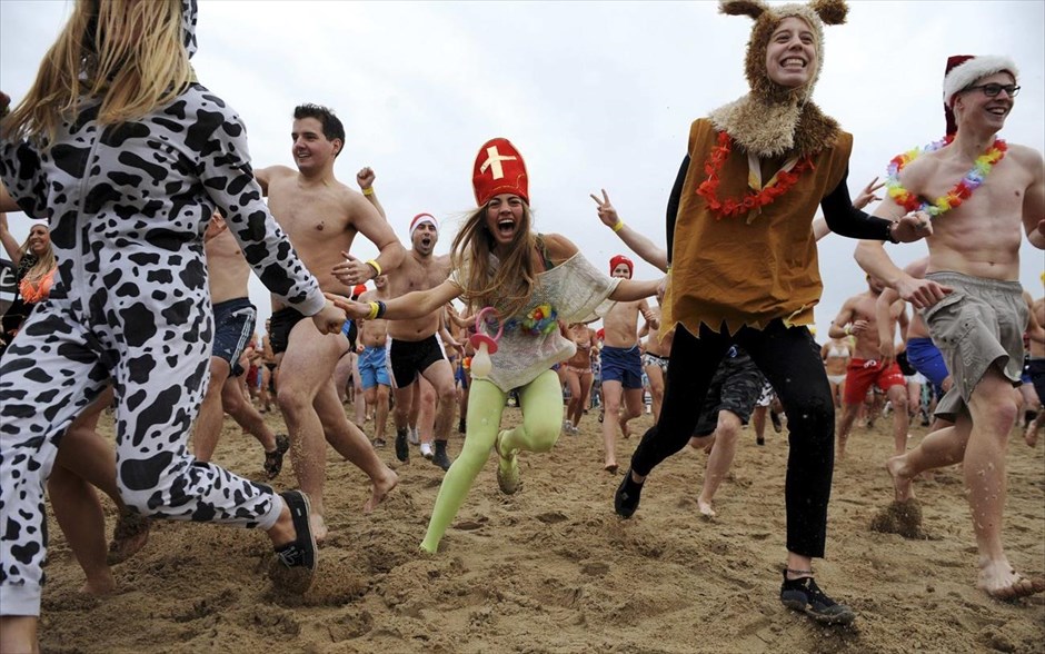 Βέλγιο: Το πρώτο μπάνιο της χρονιάς. Κόσμος τρέχει στην παραλία για να πέσει στο νερό και να κάνει το πρώτο μπάνιο της χρονιάς στη Βόρεια Θάλασσα, στο Οστέντε. Περίπου 1.000 άτομα συμμετείχαν στην ετήσια αυτή παράδοση για τον εορτασμό του νέου έτους, η οποία λαμβάνει χώρα το πρώτο Σάββατο του νέου χρόνου, σύμφωνα με τους συμμετέχοντες.