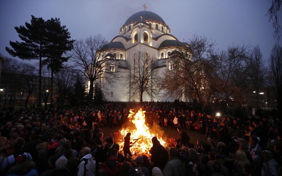 Εορτασμοί για την παραμονή των Χριστουγέννων στο Βελιγράδι. Πιστοί καίνε ξερά κλαδιά βελανιδιάς, τα οποία συμβολίζουν το κούτσουρο των Χριστουγέννων, την παραμονή των Χριστουγέννων για τους Ορθόδοξους σέρβους, μπροστά από το ναό του Αγίου Σάββα στο Βελιγράδι. Οι ορθόδοξοι σέρβοι γιορτάζουν τα Χριστούγεννα στις 7 Ιανουαρίου, σύμφωνα με το ιουλιανό ημερολόγιο.
