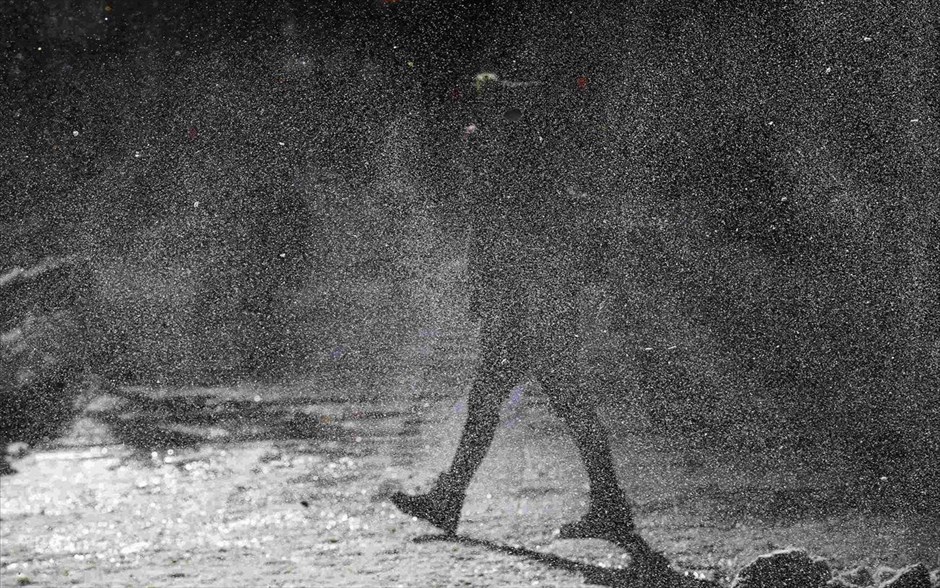 Στο έλεος του χιονιά οι ΗΠΑ. Μία γυναίκα περπατά σε δρόμο του Σικάγο εν μέσω έντονης χιονόπτωσης. «Πολική δίνη» χαρακτηρίζουν ορισμένοι μετεωρολόγοι το δριμύ ψύχος που πλήττει μεγάλα τμήματα των Ηνωμένων Πολιτειών, λόγω της εισβολής αέρα από την Αρκτική, με τη θερμοκρασία να φτάνει τους μείον 40 βαθμούς Κελσίου.