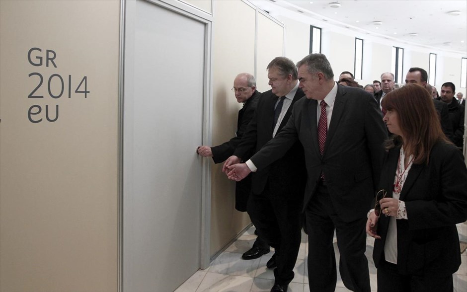 Ζάππειο Μέγαρο: Απόλυτη ετοιμότητα για τα εγκαίνια της ελληνικής προεδρίας. Ο αντιπρόεδρος της κυβέρνησης και υπουργός Εξωτερικών Ευάγγελος Βενιζέλος και ο υφυπουργός Εξωτερικών Δημήτρης Κούρκουλας ξεναγούνται στους χώρους του Ζαππείου Μεγάρου, όπου θα διεξαχθούν οι εργασίες της ανάληψης της Ελληνικής Προεδρίας. Ο κ. Βενιζέλος τόνισε ότι το πρώτο εξάμηνο του 2014 είναι εξαιρετικά κρίσιμο για την Ευρώπη εν όψει των ευρωεκλογών, αλλά και για την Ελλάδα γιατί, όπως είπε, είναι πραγματικά το εξάμηνο της αλλαγής.