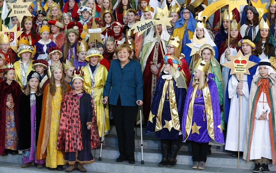 Με πατερίτσες η Άγκελα Μέρκελ. Χορωδία η οποία απαγγέλλει κάλαντα υποδέχθηκε την Τρίτη στην Καγκελαρία στο Βερολίνο η τραυματίας καγκελάριος της Γερμανίας Άγκελα Μέρκελ. Η «σιδηρά κυρία» της γερμανικής πολιτικής ζωής εμφανίστηκε εμφανώς καταβεβλημένη και στηριζόμενη σε μεταλλικά υποστηρίγματα, μετά το ατύχημα το οποίο είχε στις διακοπές των Χριστουγέννων στην Ελβετία, όπου έκανε σκι.